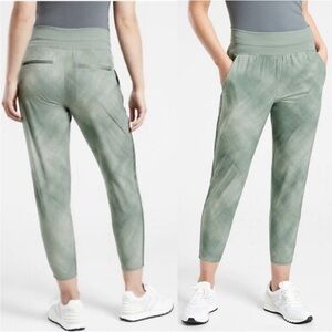 Athleta Nolita Slim Tapered Printed Crop Pants. Size 4